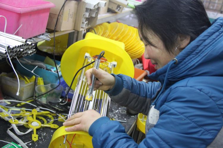 久久精品国产久精国产 认真工作的杀虫灯生产人员