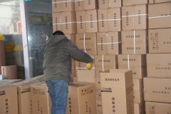 像小山峰一样堆积的杀虫灯