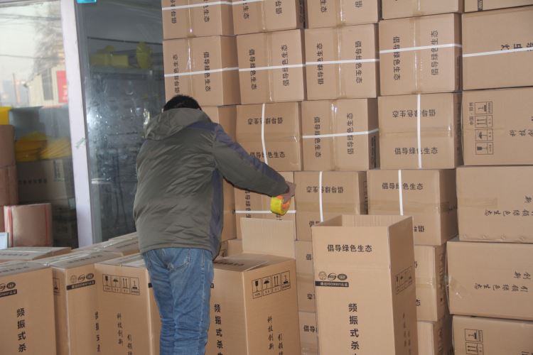 久久AⅤ天天射区二区 像小山峰一样堆积的杀虫灯