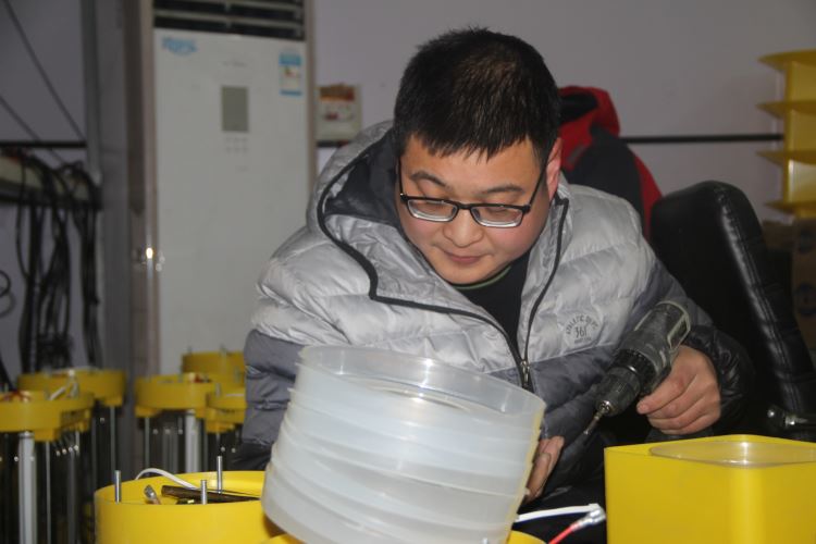 久久精品国产久精国产 聚精会神工作的小伙子