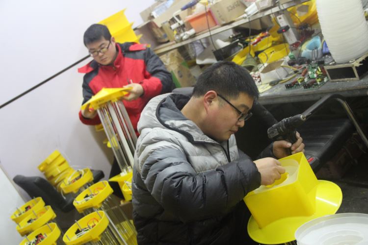 久久精品国产久精国产 一台台即将组装好的杀虫灯