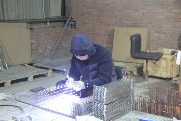 久久精品国产久精国产 正在焊接高压电网的工作人员