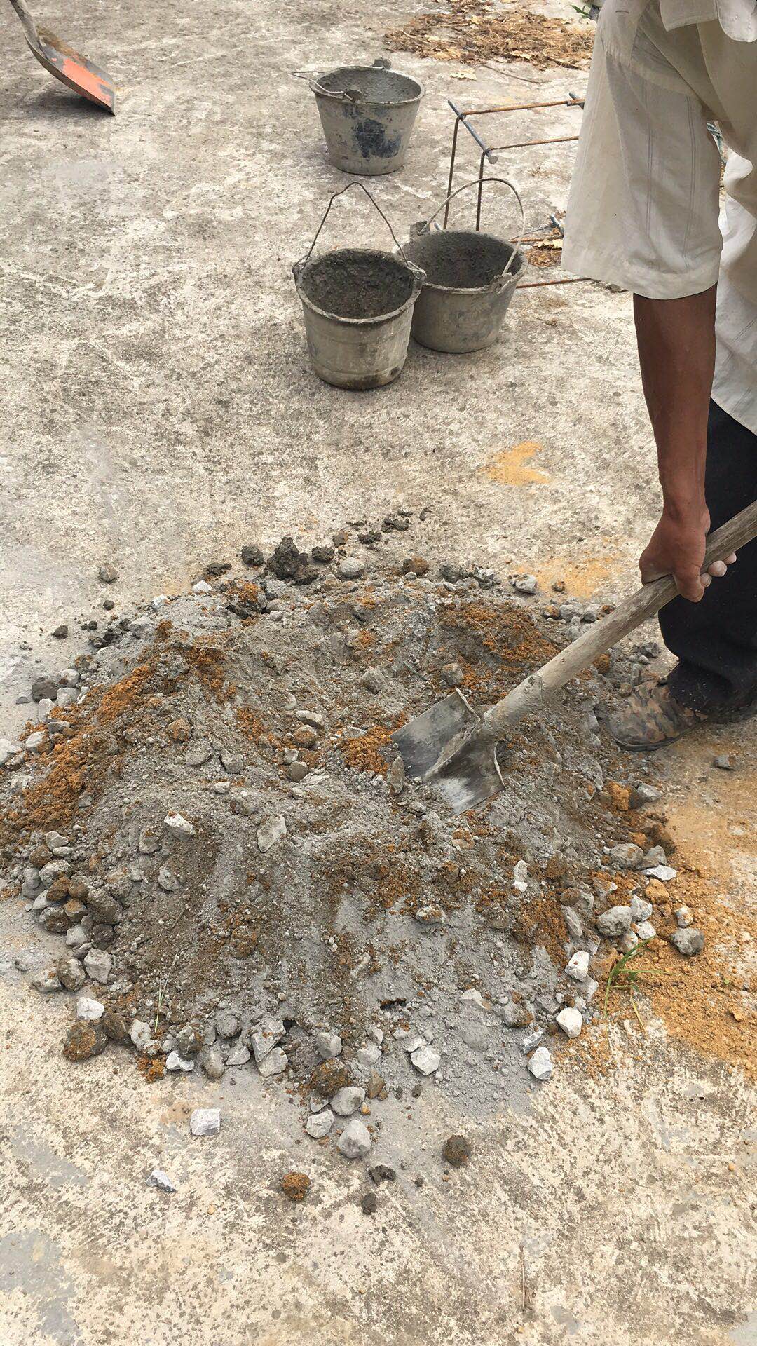 把砂石搅拌均匀